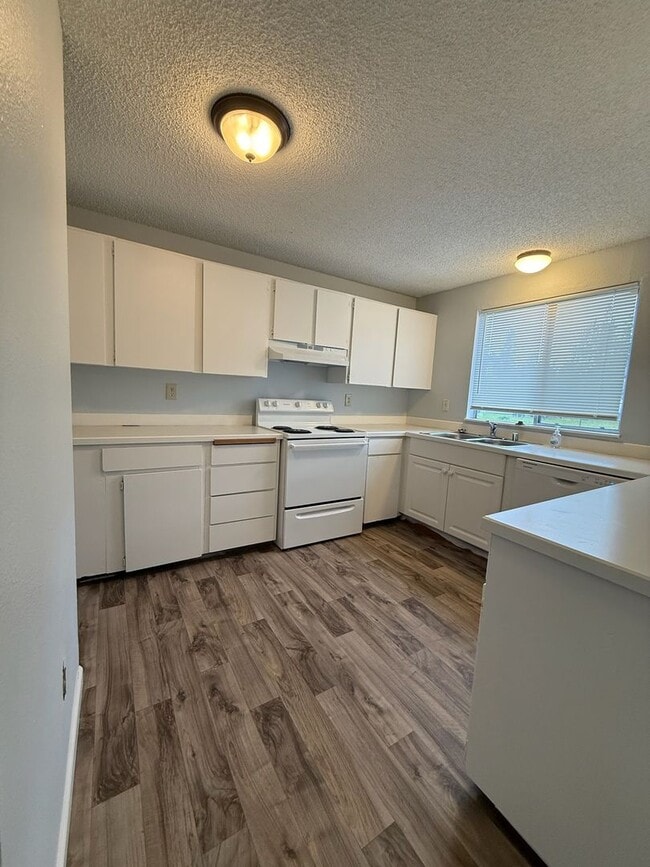 Building Photo - Ground-Level Unit in a Fourplex Near Tacoma Mall