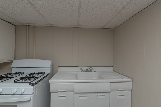 Building Photo - Updated 1 bed/1 bath apartment, great loca...