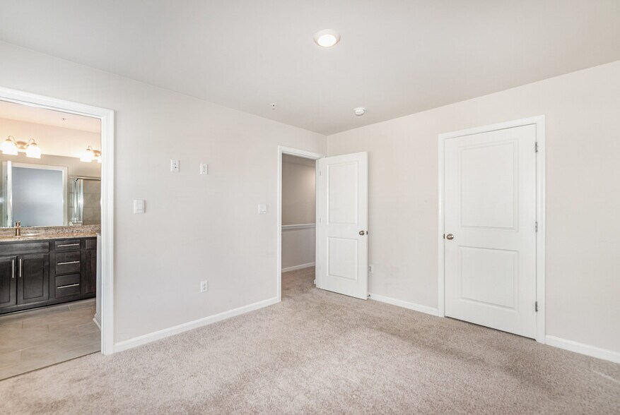 Building Photo - 5063 Silver Oak Dr