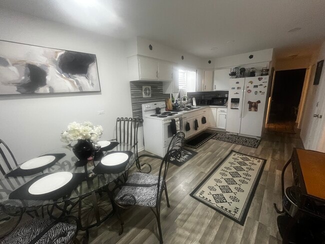 Building Photo - 13622 S School St