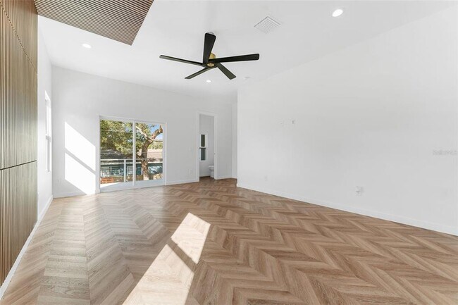 Building Photo - 102 W Adalee St