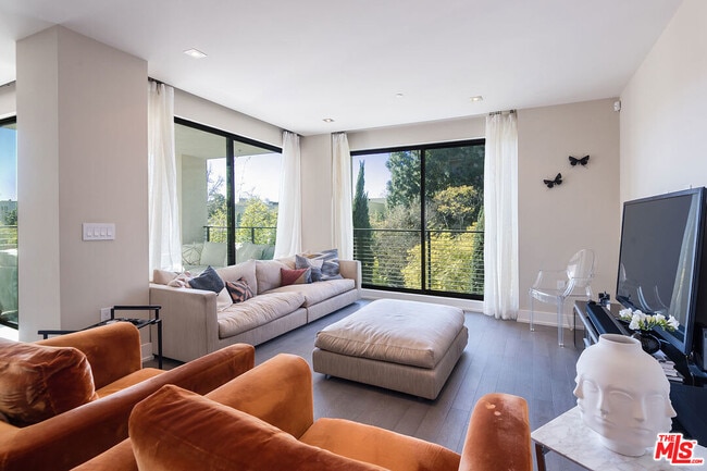 Building Photo - 432 N Oakhurst Dr