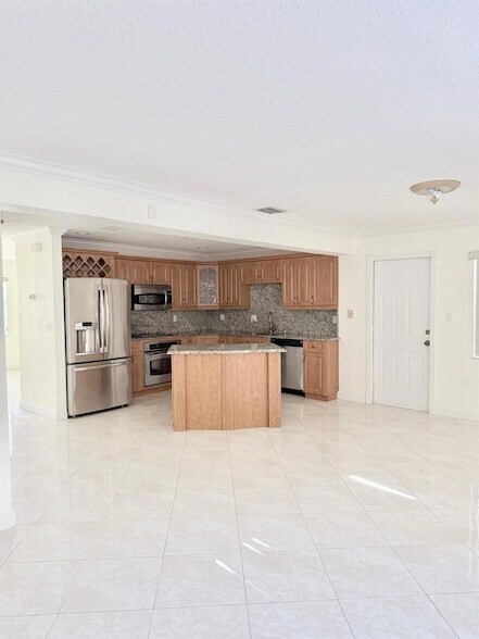 Building Photo - 2594 West End Rd