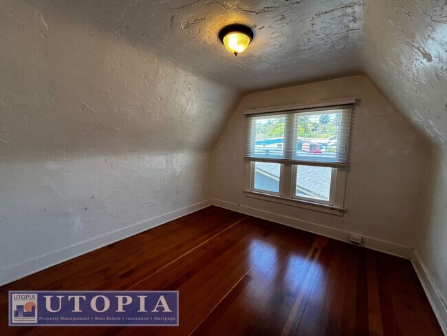 Building Photo - Charming 3 Bedroom, 1.5 Bathroom close to ...