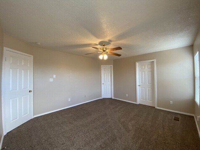 Building Photo - LOTS OF SPACE - LARGE 3 BR PLUS LOFT!