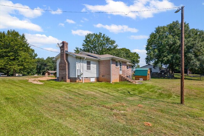 Building Photo - 3 Bedroom / 2 Bathroom Home on .78 Acres