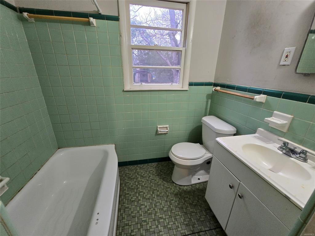 Building Photo - 2205 E 5th St