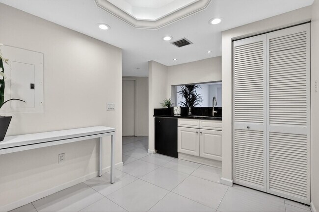 Building Photo - 9595 Collins Ave