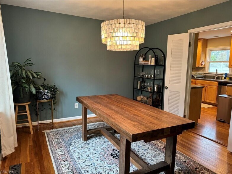 Building Photo - 3716 S Queensgrove Cir