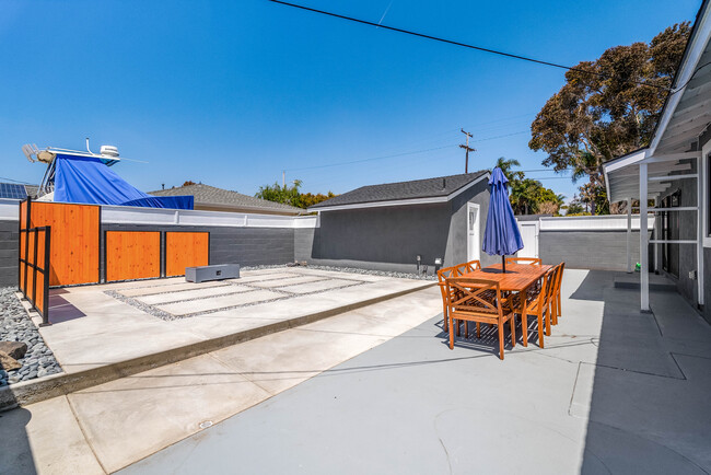 Building Photo - 401 Rancho Dr