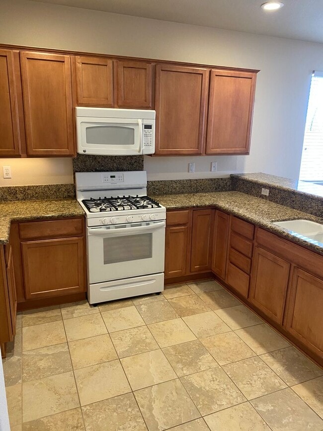 Building Photo - 3 BEDROOM VICTORVILLE HOME