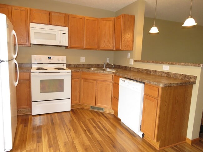 Building Photo - 3bd 2ba 2car garage town home $2295/mo+ ut...