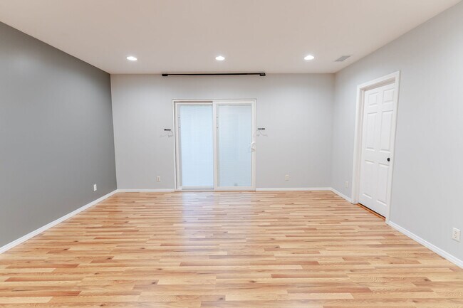 Building Photo - 640 E Valencia Ave