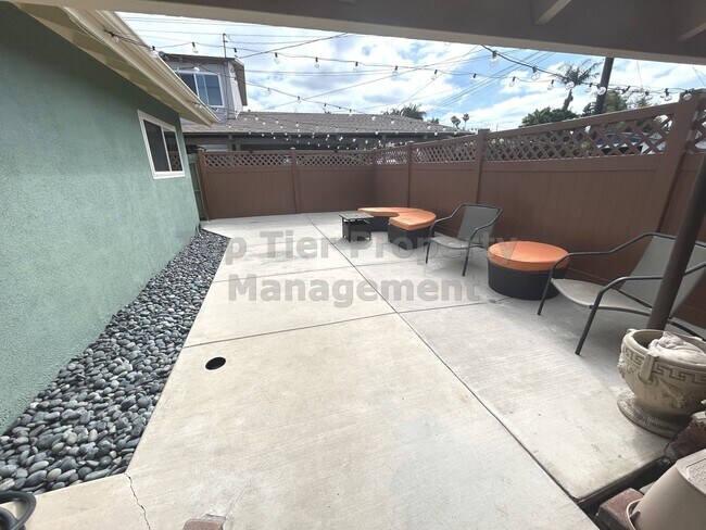 Building Photo - ***Oceanside Charmer 3 bed / 2 bath House ...
