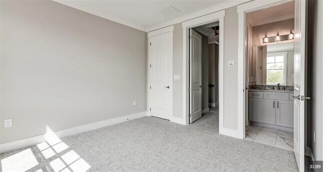 Building Photo - 6076 Cushing Cir