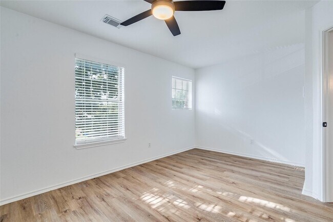 Building Photo - 1106 Hughmont Dr