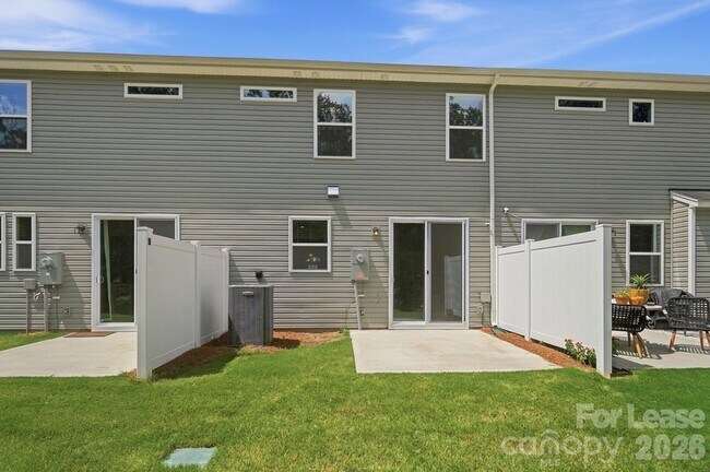 Building Photo - 14862 Tamarack Drive