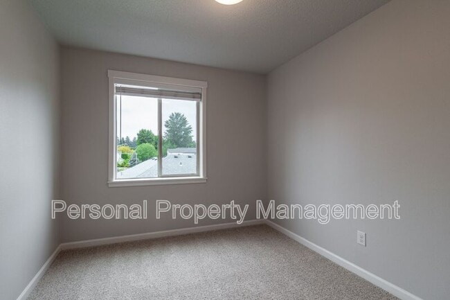 Building Photo - 5828 NE 56th Pl