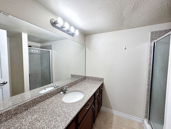 Building Photo - 3 BEDROOM, 2 BATH DOWNSTAIRS CONDO IN GUARD GATED COMMUNITY