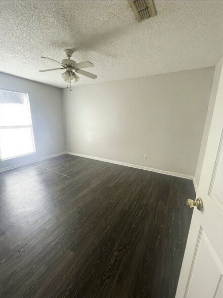 Building Photo - 116 Willow Brook Dr