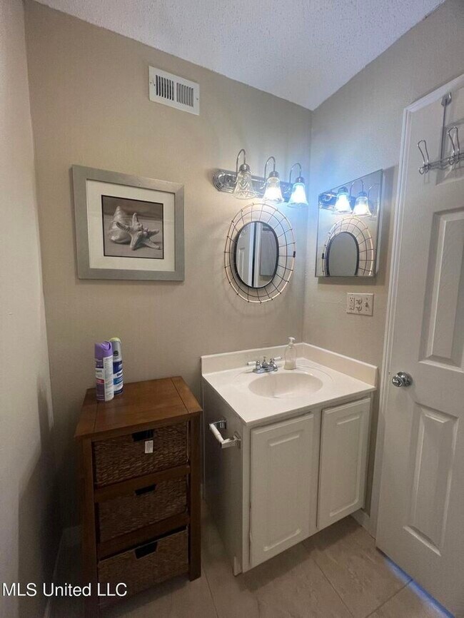 Building Photo - 1550 E 2nd St