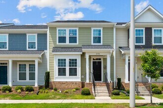 Building Photo - Stylish 4-Bedroom Townhome with Backyard O...