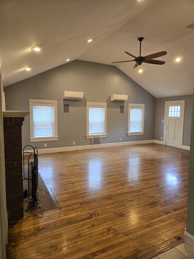 Building Photo - 5 Spaulding Ln
