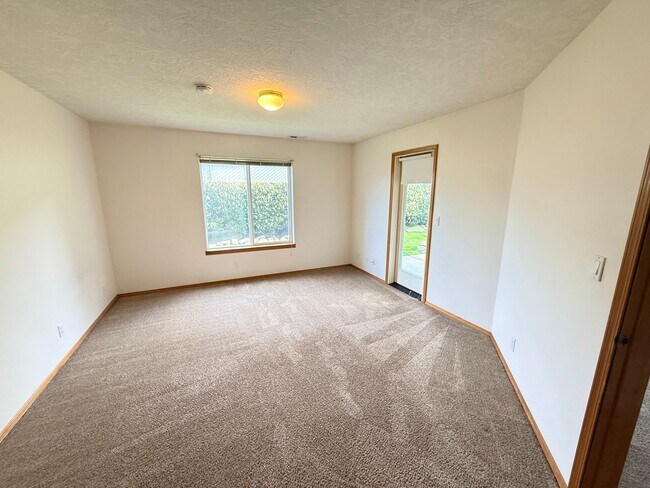 Building Photo - Large 980sq. 1 bedroom apartment with attached garage plus 1 parking space