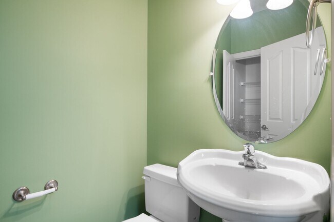 Building Photo - 3 bed/2 1/2 Bath. Pet Friendly, Pool,
