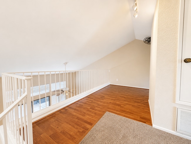 Building Photo - Beautiful 2 Bedroom Condo with fresh paint, flooring for Rent