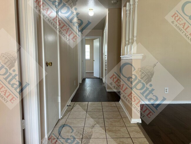 Building Photo - Charming 3 Bedroom