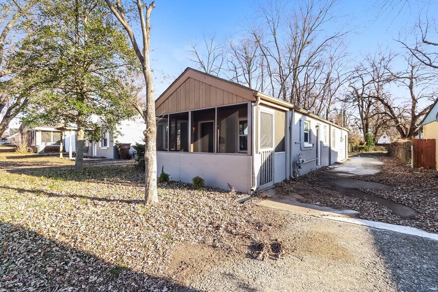 Building Photo - 212 E Bowne Blvd