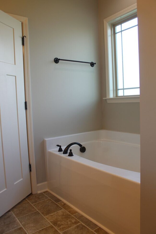 Building Photo - 3 Bed/2 Bath Home - Desirable Planter's Ridge Subdivision/CBA Schools