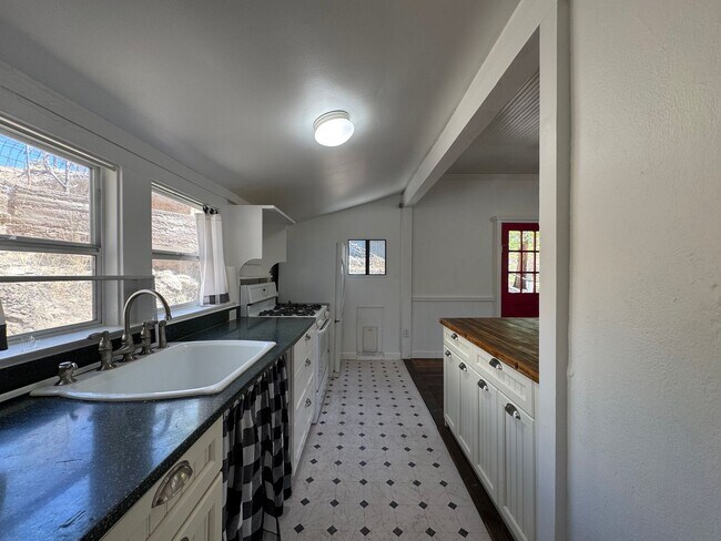 Building Photo - 1BR/1BA 740 sq.ft. SHORT TERM RENTAL in Old Bisbee, AZ