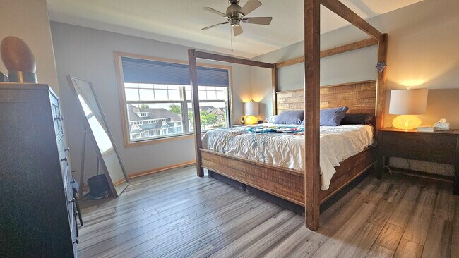 Building Photo - "Spacious 4-Bedroom Townhouse Retreat in Apple Valley - Modern Living with Ample Space!"