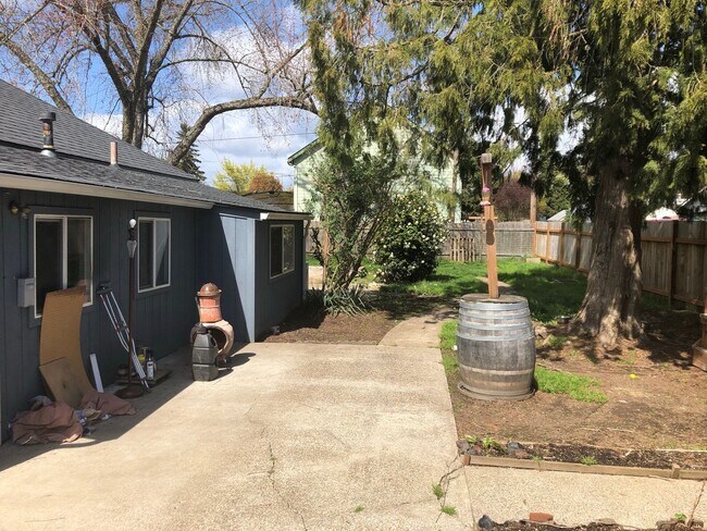 Building Photo - Charming 3 Bed/1 Bath Home in Downtown New...