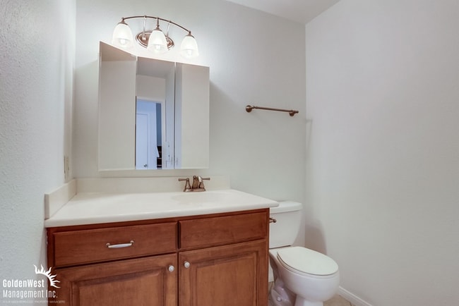 Building Photo - Charming 2Bdm 1Ba Condo with Modern Upgrades in Lakeside!