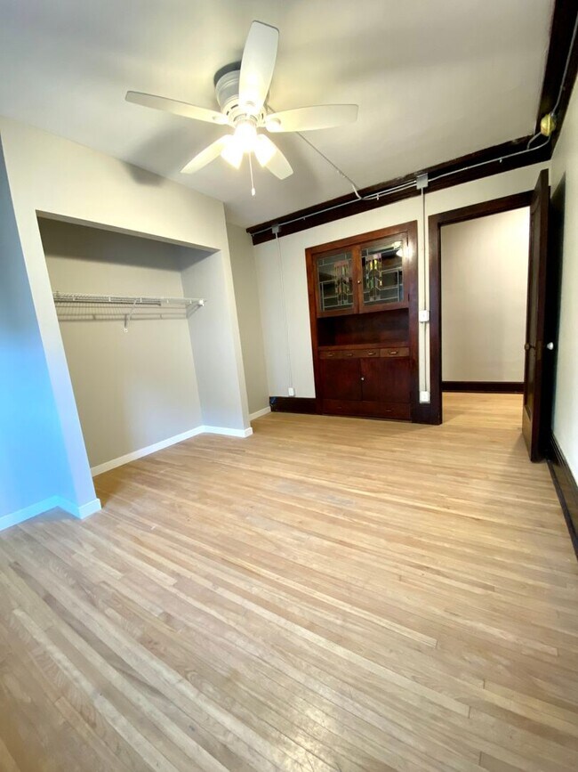 Building Photo - Available August 1st - 2 Bed 1 Bath, Bonus...