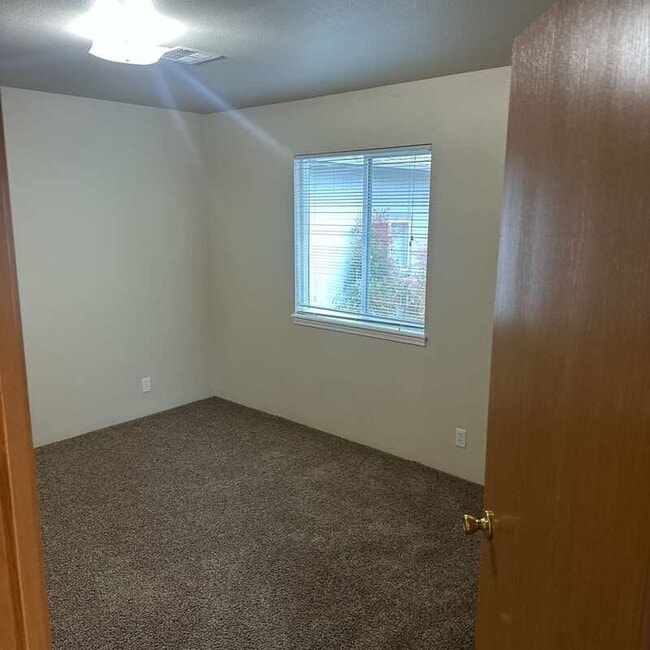 Building Photo - 228 SW Westholm Ave