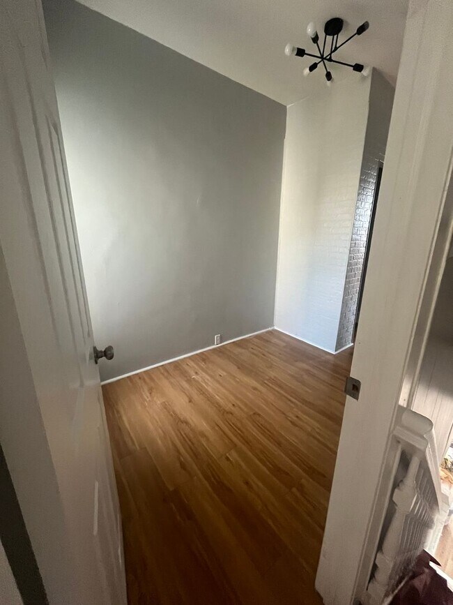 Building Photo - 3 Bedroom 1 bath house