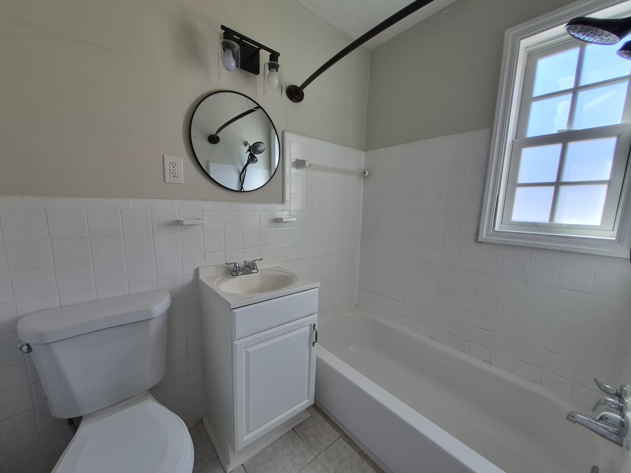 Building Photo - 1602 W Abingdon Dr