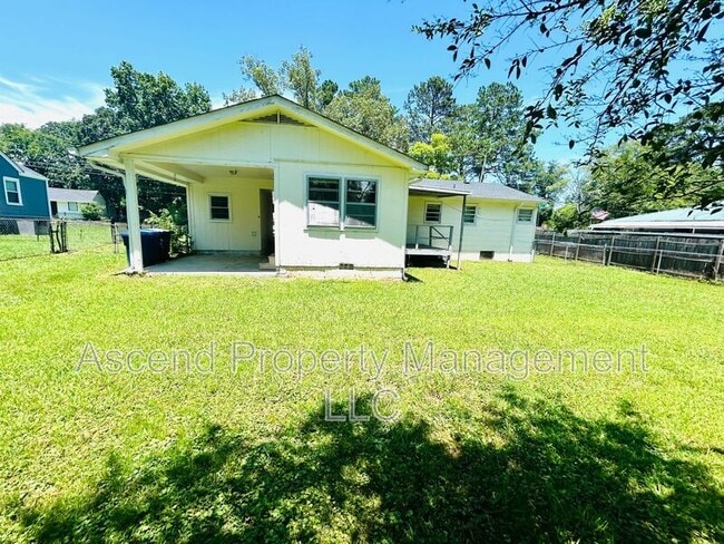 Building Photo - 5018 Golfview Dr