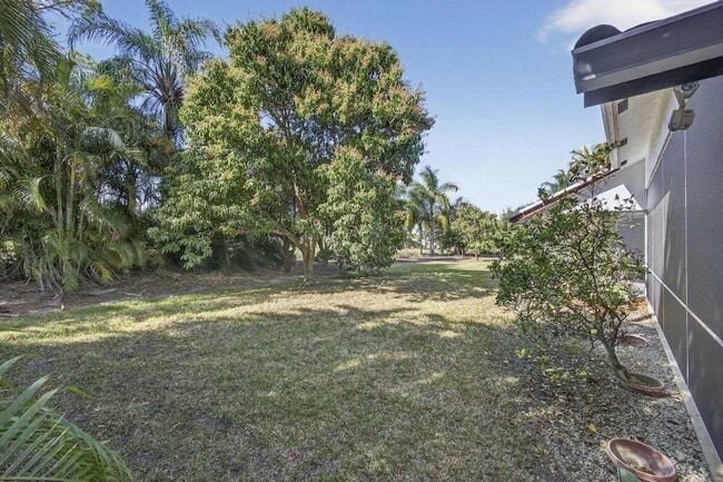 Building Photo - 1940 S Club Dr