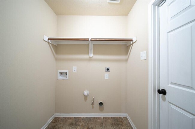 Building Photo - 2024 Silverwater Ct