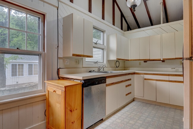 Building Photo - 285 Deepwood Dr