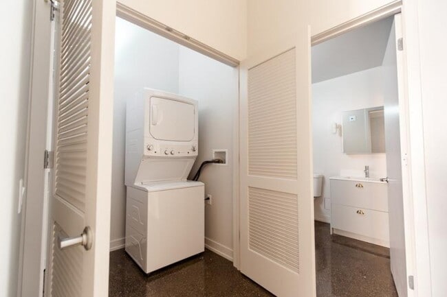 Building Photo - 1 bedroom in Chicago IL 60654