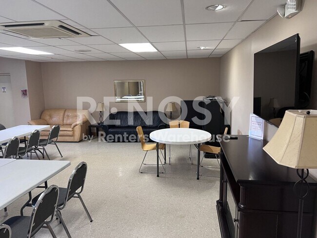 Building Photo - 1304 W Medicine Lake Dr