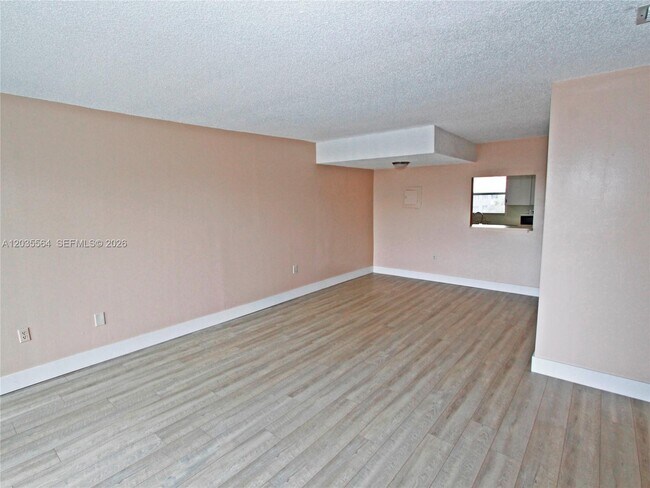 Building Photo - 9351 Fontainebleau Blvd