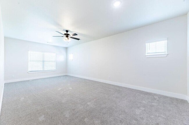 Building Photo - 5 bedroom CUSTOM BUILT home in Elm Springs MUST SEE