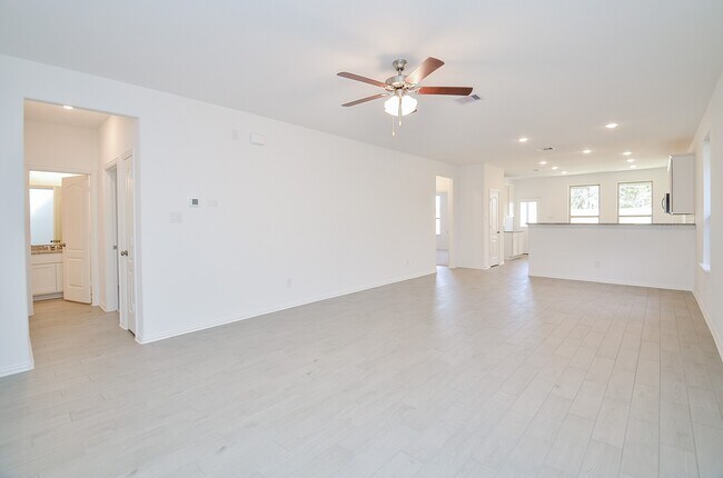 Building Photo - 7919 Royal Palm Dr